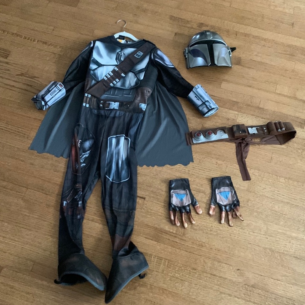 Boys The Mandalorian costume size Medium (8)